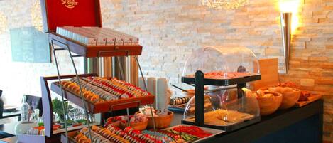 Se sirven desayunos y cenas, cocina internacional