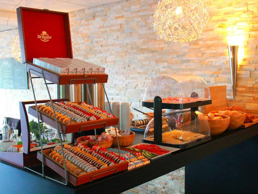 Breakfast and dinner served, international cuisine