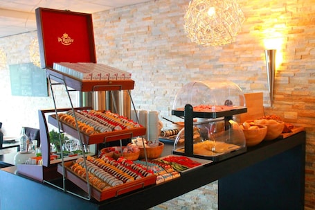 Breakfast and dinner served . De Herbergh Van Flielant