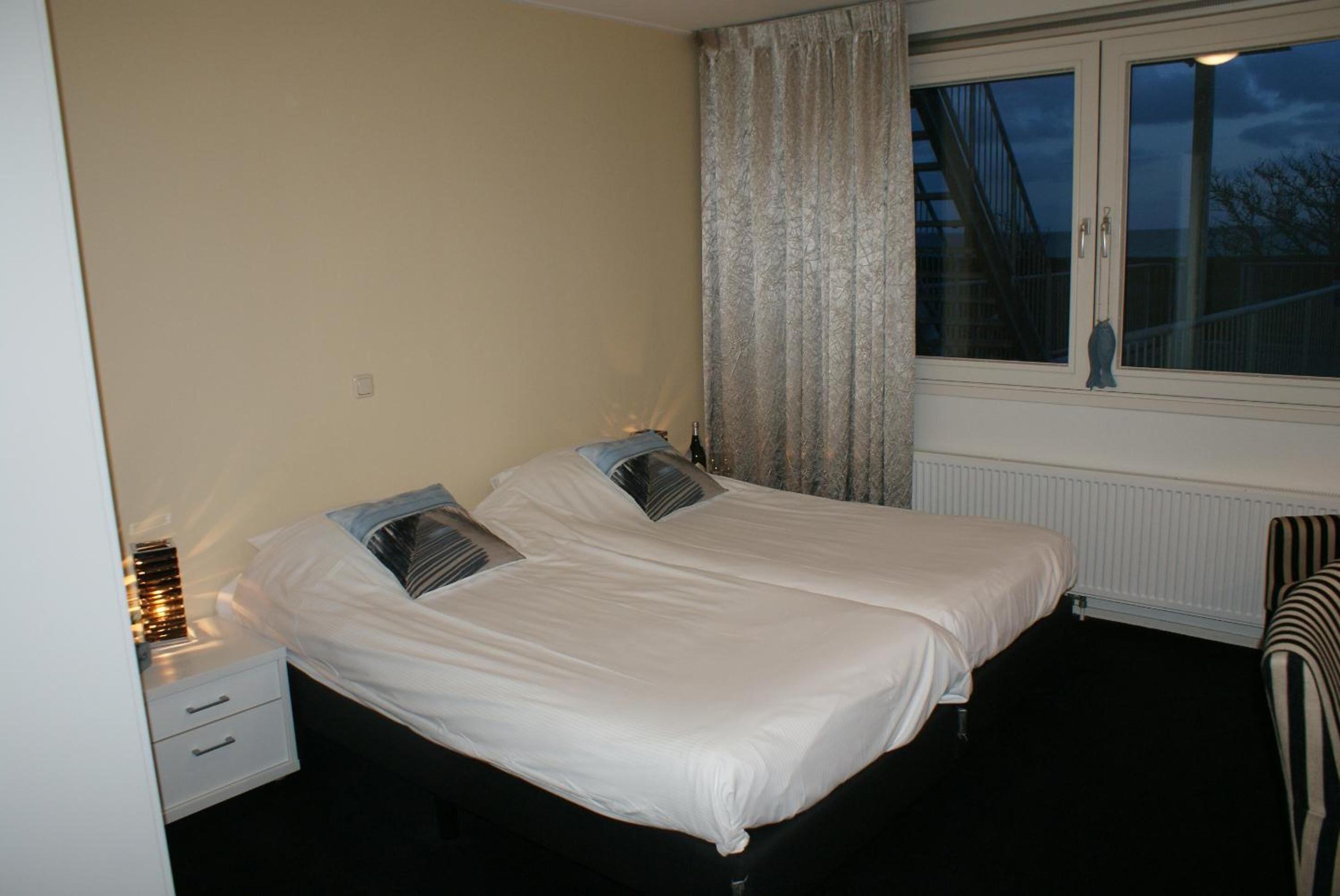 desk, iron/ironing board, cots/infant beds, rollaway beds