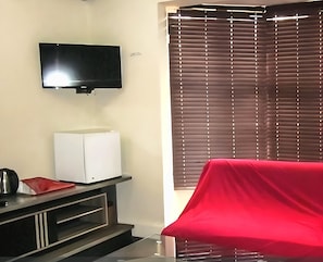 Premium bedding, individually decorated, individually furnished, desk - KZN Park View Guest House (Durban)
