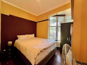 Premium bedding, individually decorated, individually furnished, desk - KZN Park View Guest House (Durban)