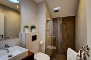 Paritalo, 2 makuuhuonetta | Kylpyhuone | Ilmaiset hygieniatuotteet, hiustenkuivaaja, pyyhkeet, vessapaperi