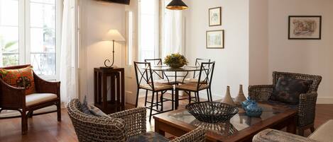 Apartment, 2 Schlafzimmer | Wohnbereich | Flachbildfernseher