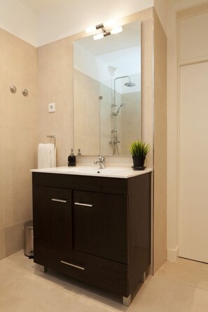 Appartement, 2 chambres | Lavabo de la salle de bain