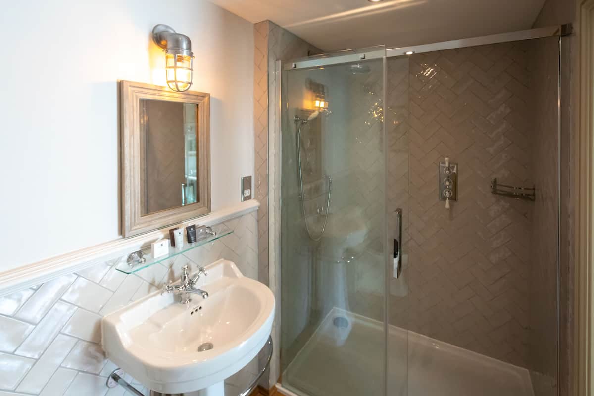 comfort room, 2 single beds | bathroom | shower, free toiletries, hair dryer, towels