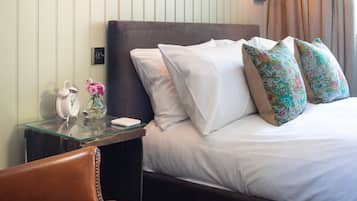 Habitación clásica, 1 cama King size | Escritorio, tabla de planchar con plancha, wifi gratis y ropa de cama