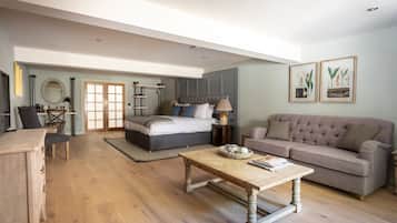 Deluxe Room, 1 King Bed | Desk, iron/ironing board, free WiFi, bed sheets