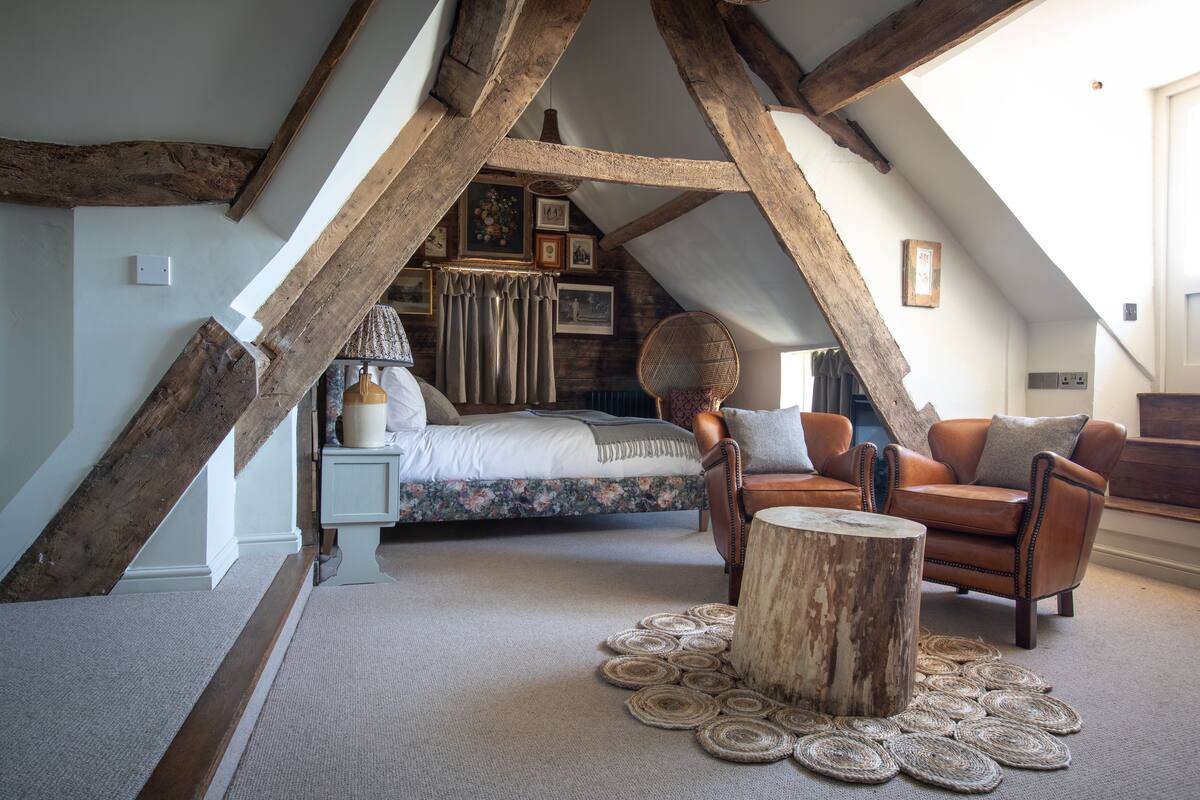 Signature Room, 1 King Bed, Balcony | Hypo-allergenic bedding available, desk, iron/ironing board (on request)