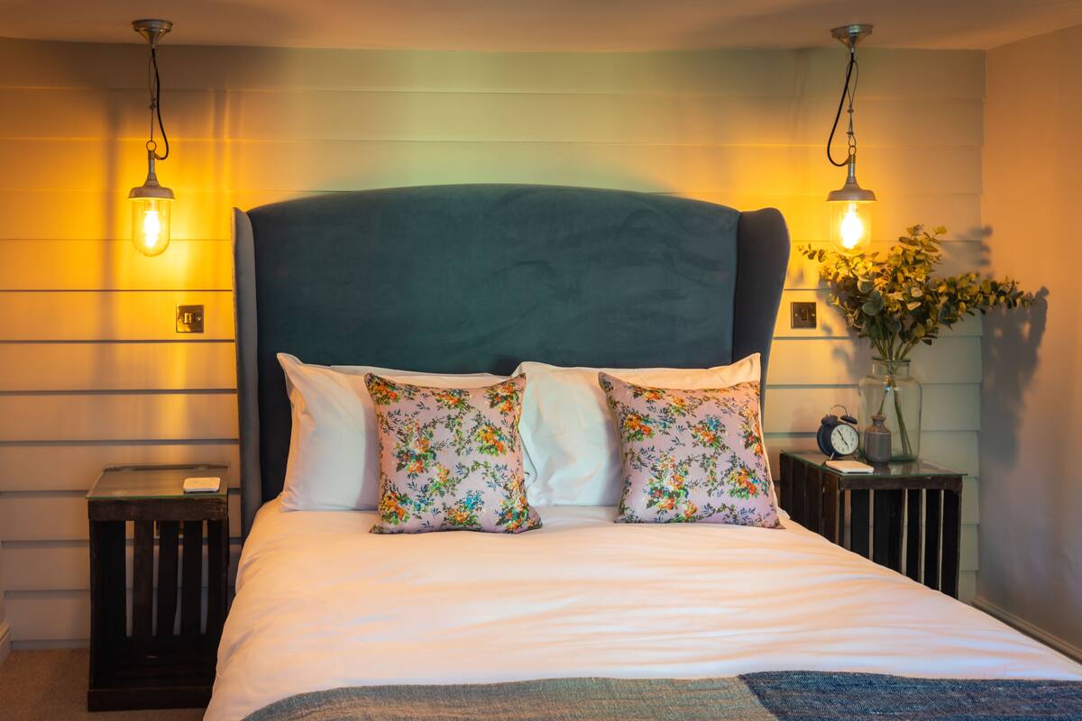 Comfort Room, 1 Double Bed | Hypo-allergenic bedding available, desk, iron/ironing board (on request)