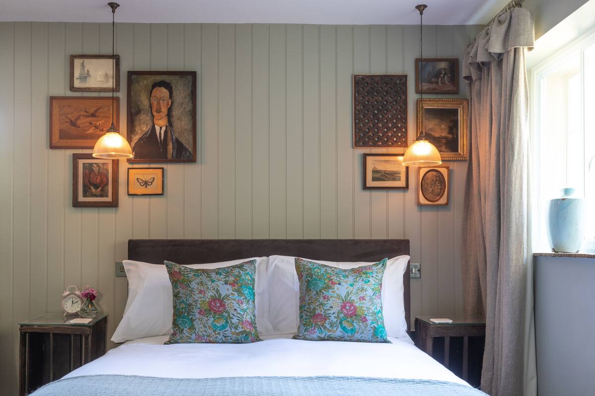 Classic Room, 1 King Bed | Hypo-allergenic bedding available, desk, iron/ironing board (on request)