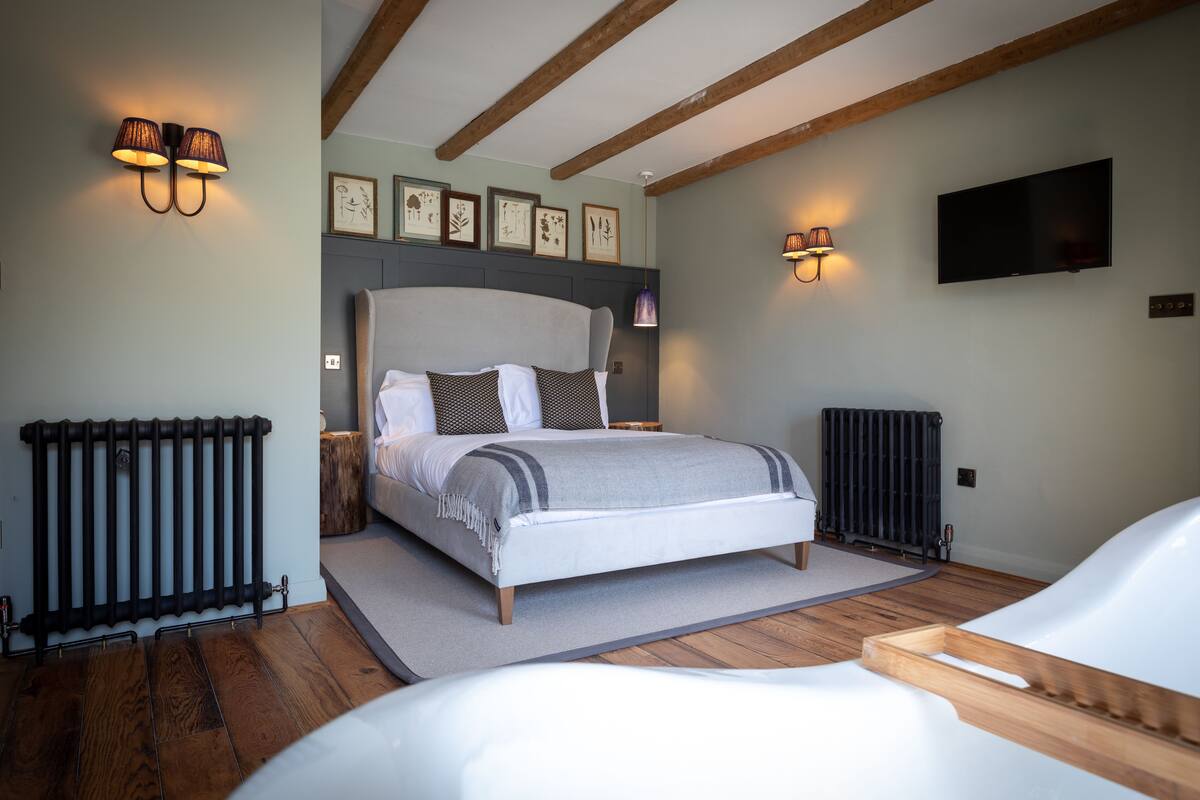 Superior Room, 1 King Bed | Hypo-allergenic bedding available, desk, iron/ironing board (on request)