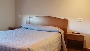 Standaard tweepersoonskamer, privébadkamer | Individueel gemeubileerd, een strijkplank/strijkijzer, gratis wifi