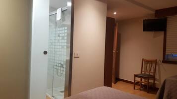 Standaard tweepersoonskamer, privébadkamer | Badkamer met douche