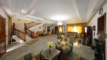 Vila, 6 kamar tidur | Area keluarga | Televisi layar datar 32-inci dengan saluran TV satelit dan TV