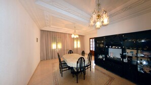 Villa, 6 soverom | Spiseområde på rommet