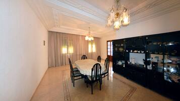 Villa, 6 Bedrooms | In-room dining