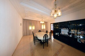Villa, 6 chambres | Restauration dans la chambre
