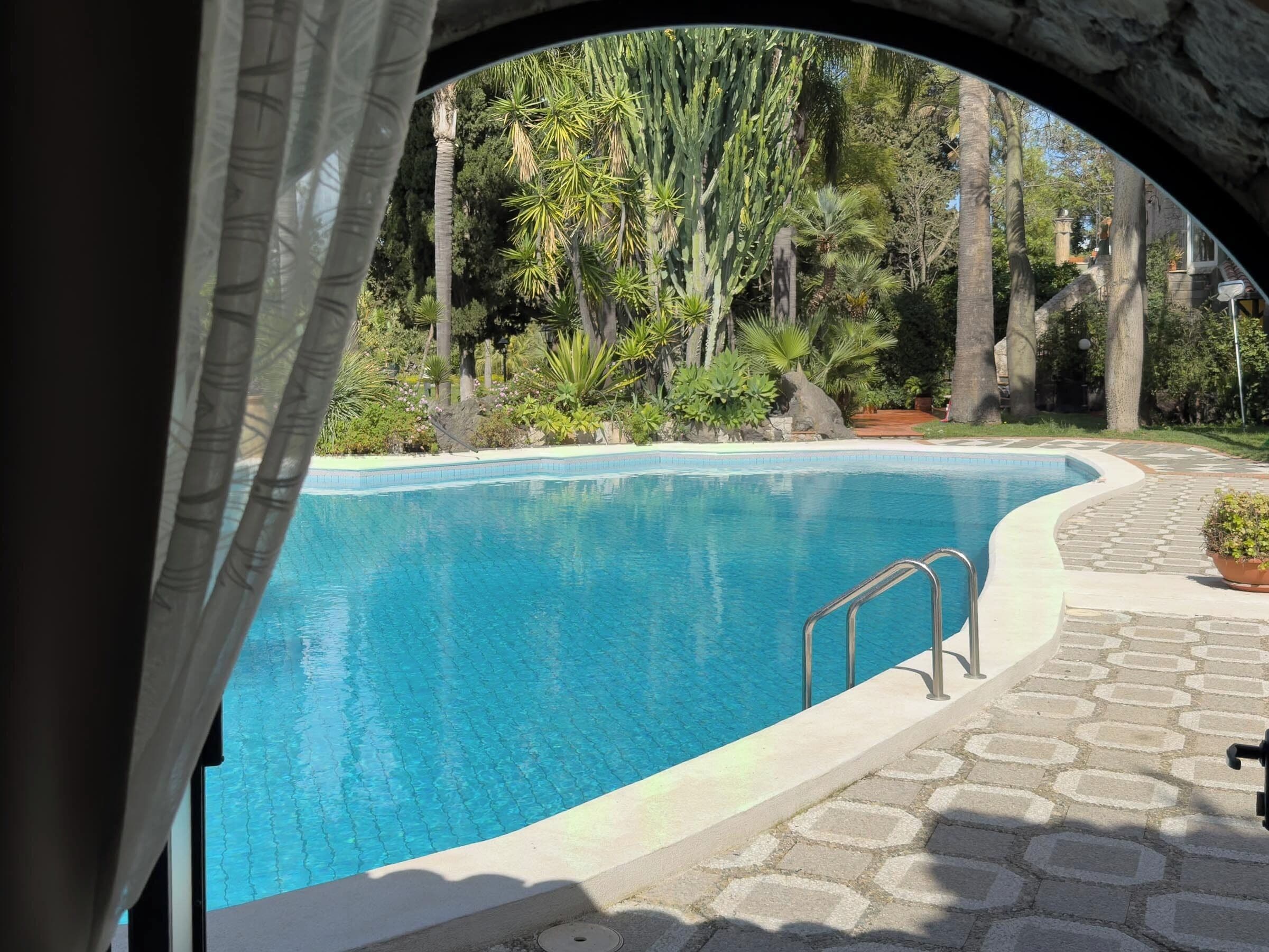 Camera doppia, vista piscina | Una scrivania, ferro/asse da stiro, Wi-Fi gratuito, lenzuola