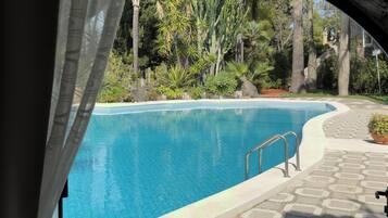 Camera doppia, vista piscina | Una scrivania, ferro/asse da stiro, Wi-Fi gratuito, lenzuola