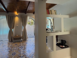 Habitación doble, vistas a la piscina | Escritorio, tabla de planchar con plancha, wifi gratis y ropa de cama