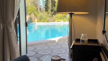 Camera doppia, vista piscina | Una scrivania, ferro/asse da stiro, Wi-Fi gratuito, lenzuola