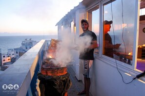 BBQ/picnic area - Adventure Keys Hostel (Taghazout)