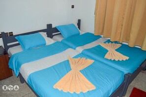 Tabla de planchar con plancha, wifi gratis y ropa de cama 