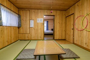 Escritorio, wifi gratis y ropa de cama 