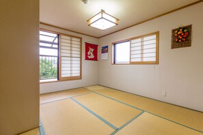 Escritorio, wifi gratis y ropa de cama 