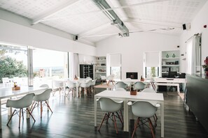 Tägliches Frühstücksbuffet (12 EUR pro Person)