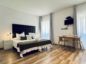 Basic-Doppelzimmer, 1 Schlafzimmer | Zimmersafe, Verdunkelungsvorhänge, kostenloses WLAN, Bettwäsche