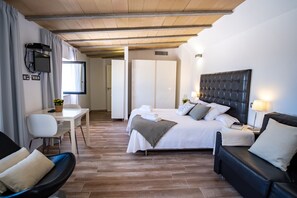 Junior suite, terras | Luxe beddengoed, een kluis op de kamer, verduisterende gordijnen