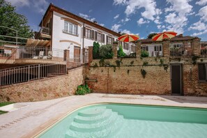 Kolam renang outdoor musiman, dengan payung kolam renang
