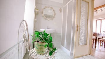Apartment, 1 Bedroom | Bathroom | Shower, free toiletries, hair dryer, bidet