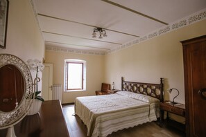 Apartment, 1 Schlafzimmer | Daunenbettdecken, Schreibtisch, Verdunkelungsvorhänge