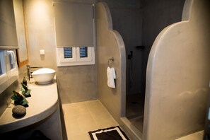 Departamento familiar, 1 cama King size, vista al mar | Baño | Regadera, amenidades de baño de diseñador, secadora de cabello 