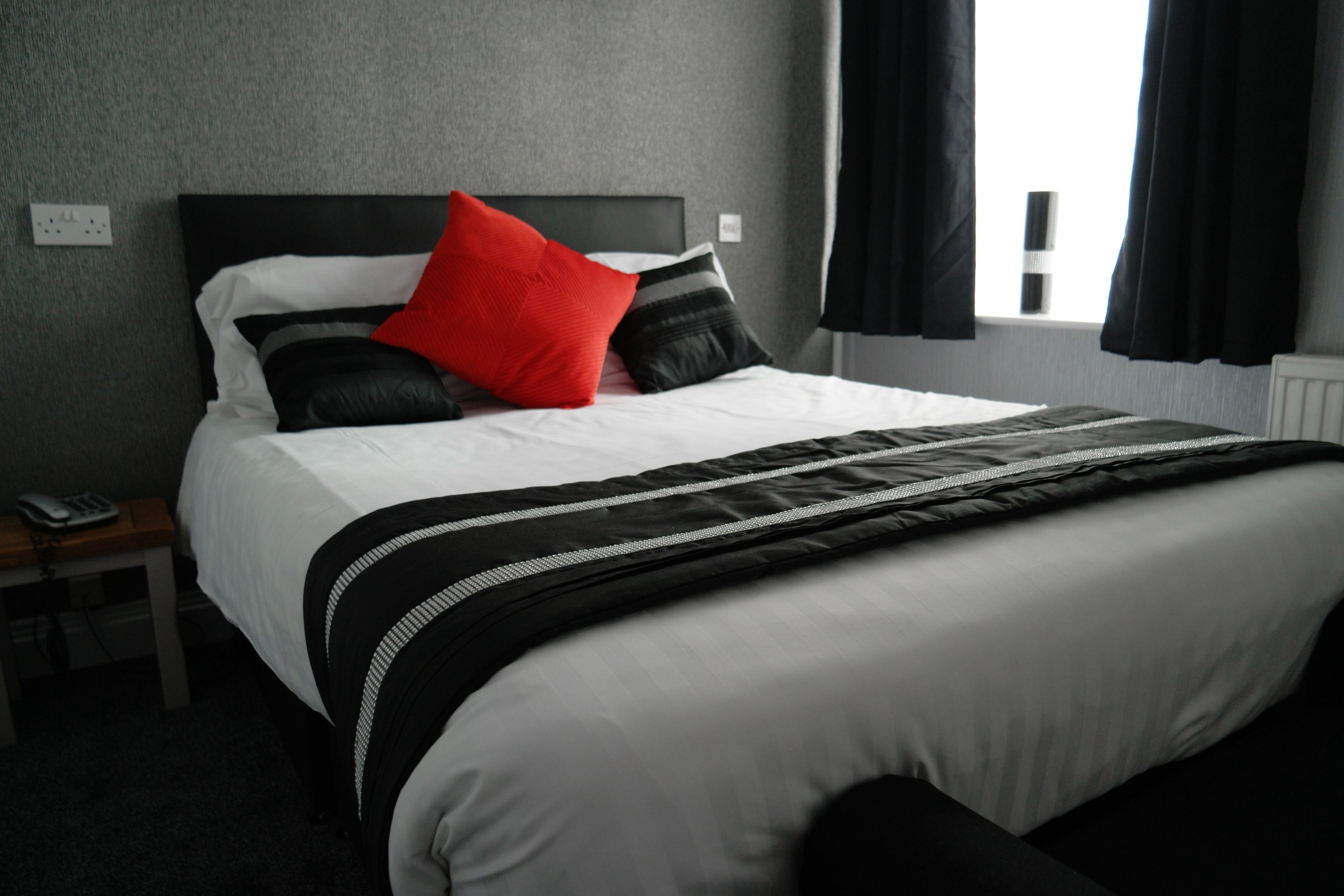 Habitación doble, baño en la habitación | Escritorio, tabla de planchar con plancha, wifi gratis y ropa de cama 