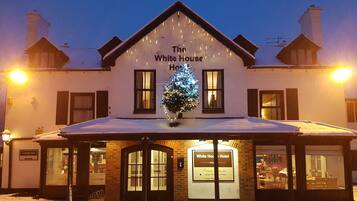 Vista frontal de la propiedad