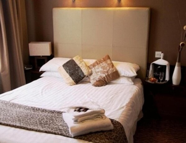 Escritorio, tabla de planchar con plancha, wifi gratis y ropa de cama 