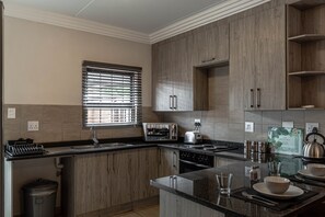 Fridge, microwave, stovetop, coffee/tea maker - Camelot Guest House & Apartments (Potchefstroom)