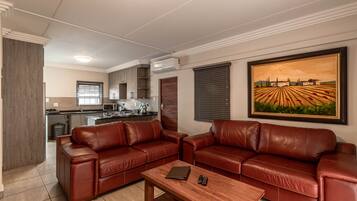 Leilighet – classic, 3 soverom, terrasse | Oppholdsrom | En 40-tommers LED-TV med Parabol-TV samt TV