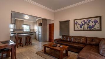 Leilighet – classic, 2 soverom, balkong | Oppholdsrom | En 40-tommers LED-TV med Parabol-TV samt TV