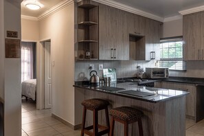 Appartement classique, 2 chambres, balcon | Cuisine privée | Réfrigérateur, four à micro-ondes, surface de cuisson, cafetière-théière