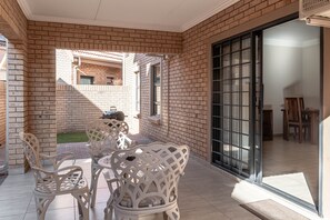 Terrace/patio - Camelot Guest House & Apartments (Potchefstroom)