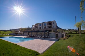 Kolam renang outdoor musiman, dengan kursi berjemur