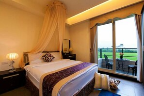 Escritorio, sistema de insonorización, wifi gratis y ropa de cama