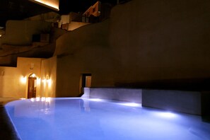 Piscina externa, guarda-sóis, espreguiçadeiras