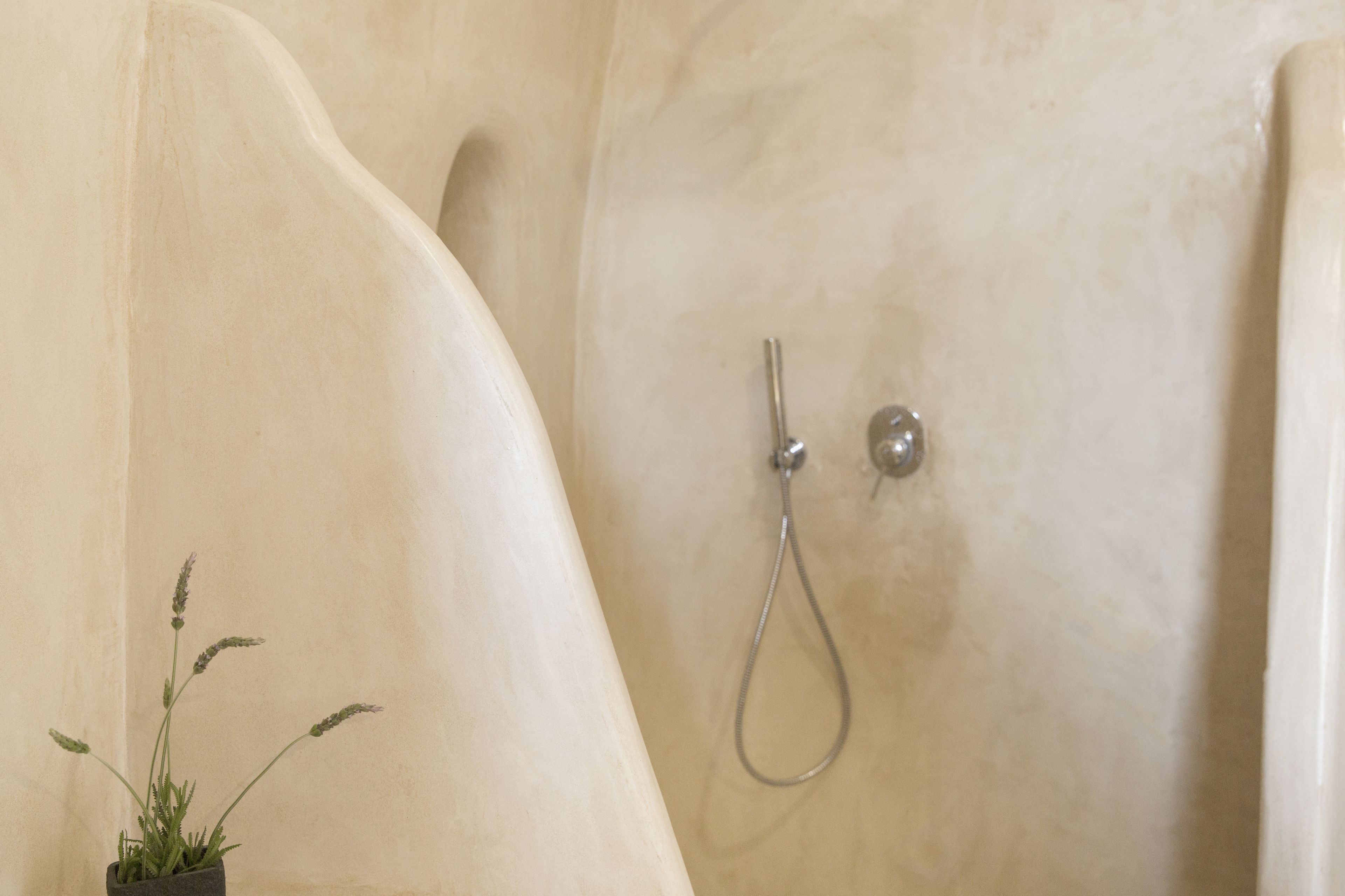 Shower, rainfall showerhead, free toiletries, hair dryer