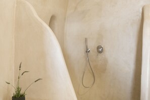 Shower, rainfall showerhead, free toiletries, hair dryer - Villa Santorini 520 (Santorini)